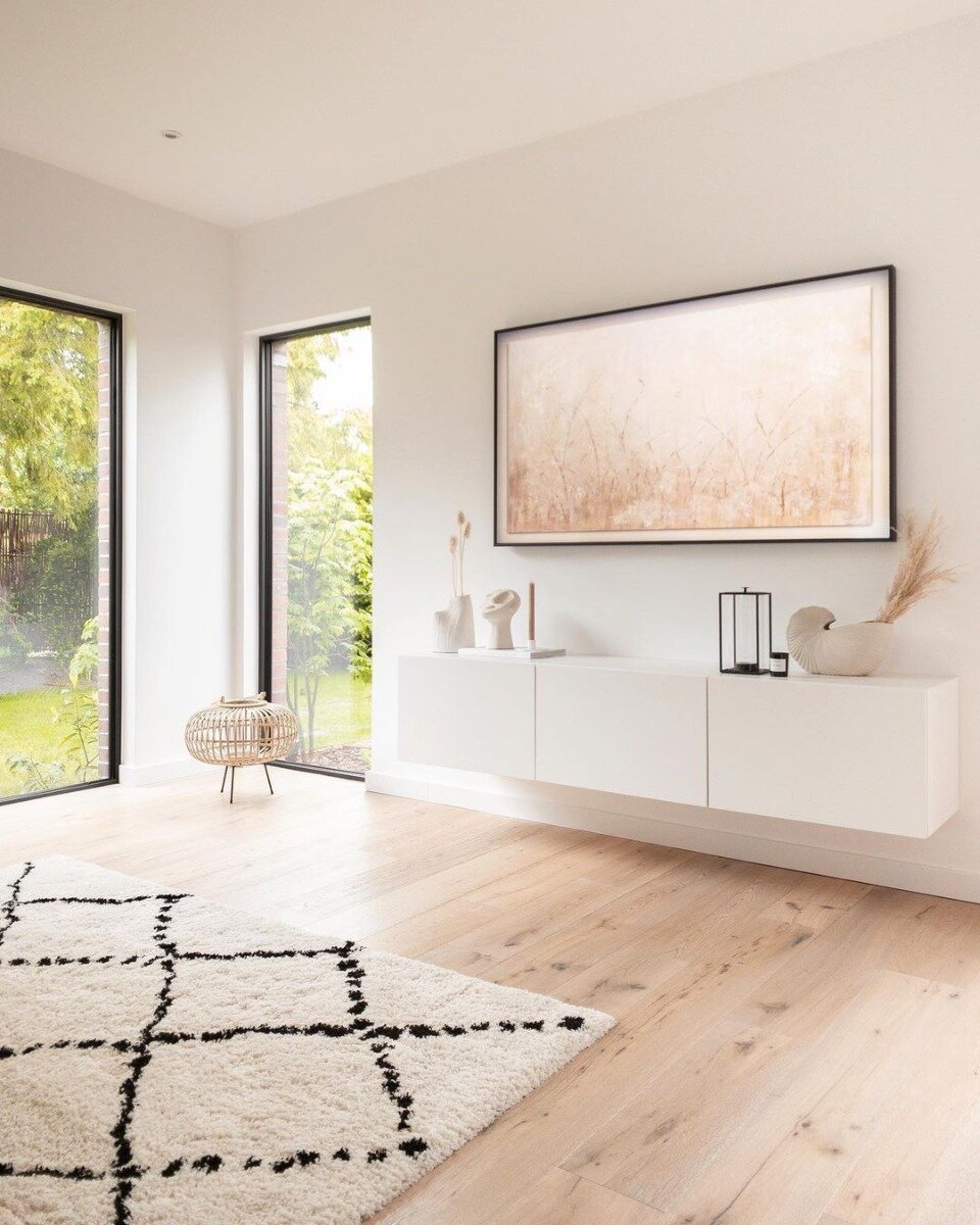 Wohnzimmer mit minimalistischem Sideboard und hellen Farben