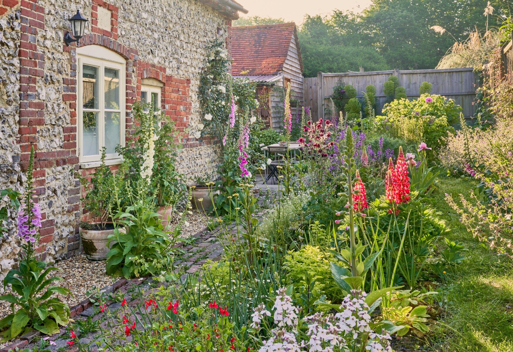 Ein blühender Cottage Garten ©istockphoto / Matthew J Thomas