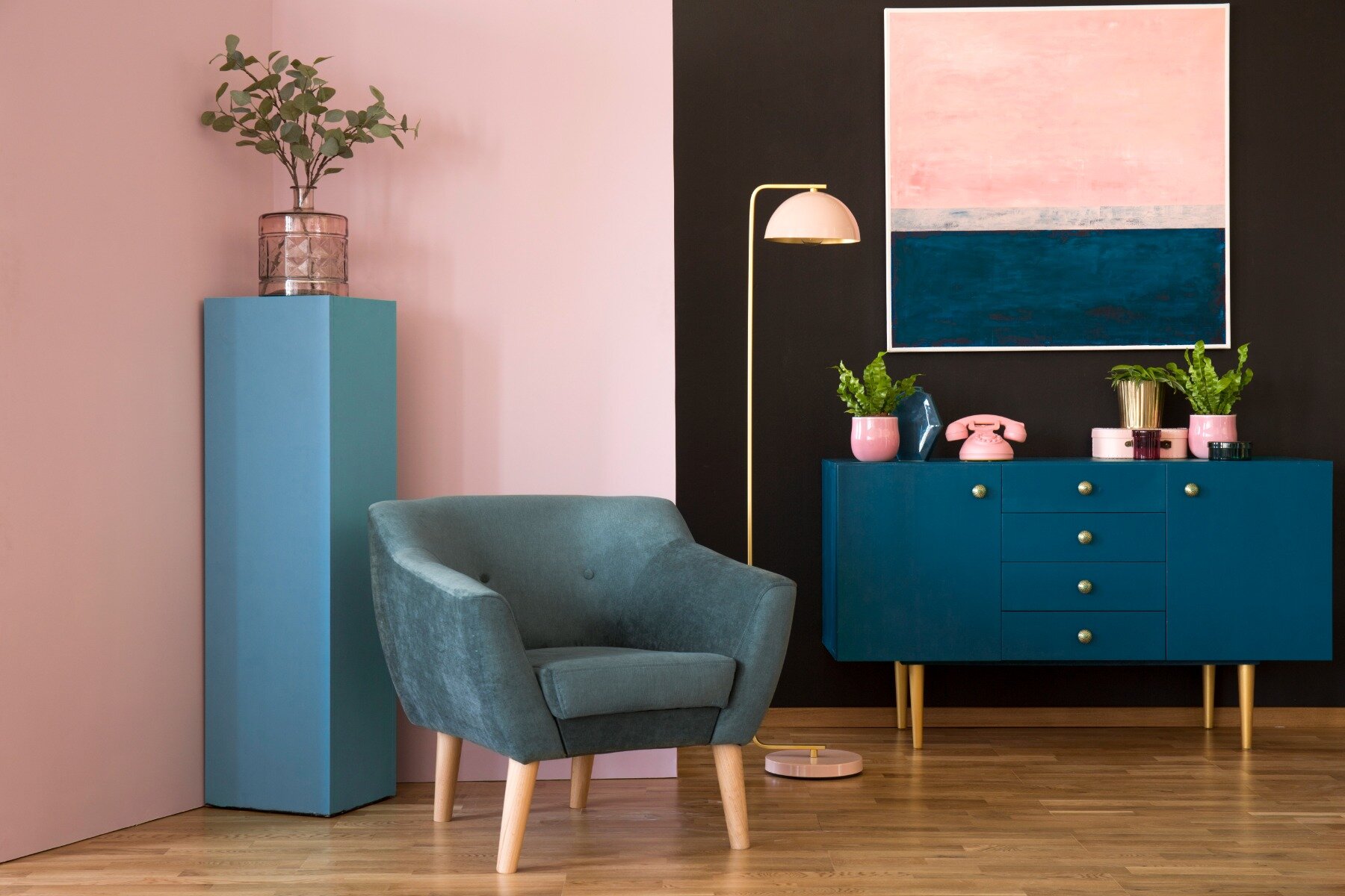 Blau-rosa Wohnzimmer im Maximalismus Stil