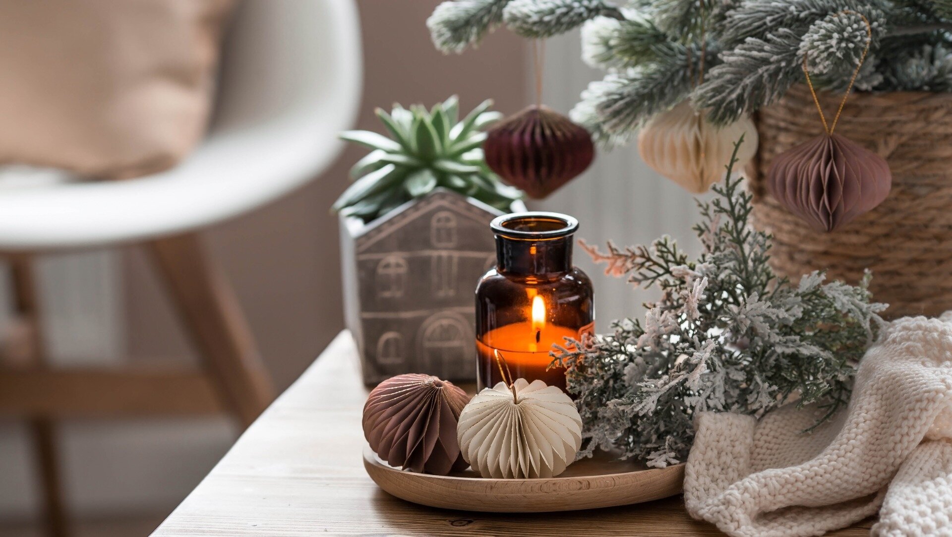 Tablett mit Kerze und weihnachtlicher Deko im Skandi Stil auf einem Tisch