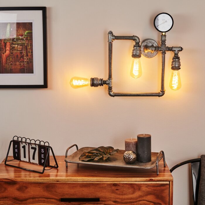 Wandleuchte im Steampunk-Stil über einem dekorierten Regal