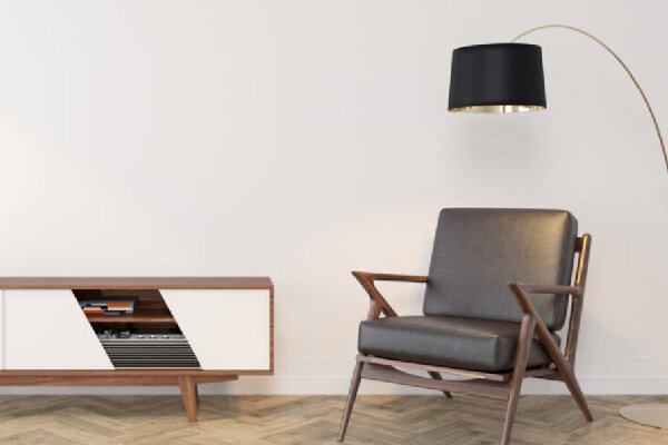 Grauer Mid Century Sessel neben einer VIntage Bogenlampe