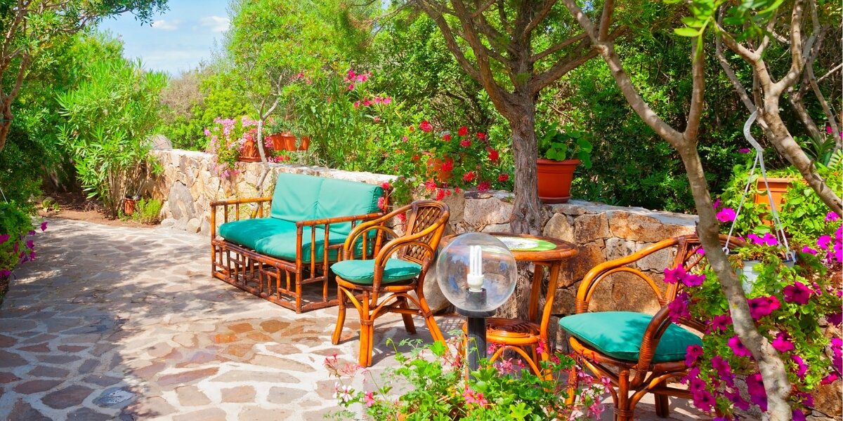 Mediterraner Garten: Deko und Lampen mit Flair des Südens