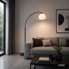 Brilliant moderne Bogen-Stehleuchte Vessa für die Couch mit halbkugelförmigem weißem Schirm